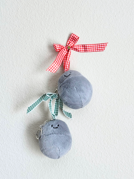 Red and Green checkered bow of ornament blu